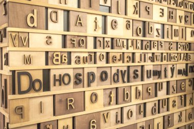 Ahşap Arka Plan üzerinde Retro Tarz İngilizce Alfabe. tonlu doku.