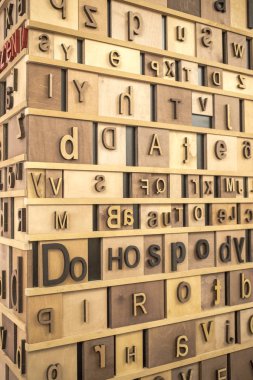 Ahşap Arka Plan üzerinde Retro Tarz İngilizce Alfabe. tonlu doku.