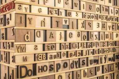 Ahşap Arka Plan üzerinde Retro Tarz İngilizce Alfabe. tonlu doku.