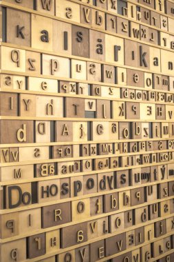 Ahşap Arka Plan üzerinde Retro Tarz İngilizce Alfabe. tonlu doku.