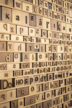 Ahşap Arka Plan üzerinde Retro Tarz İngilizce Alfabe. tonlu doku.