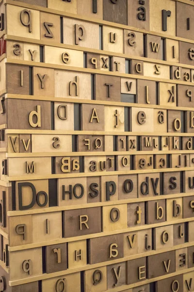 Ahşap Arka Plan üzerinde Retro Tarz İngilizce Alfabe. tonlu doku.