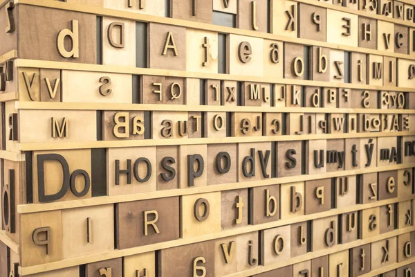 Ahşap Arka Plan üzerinde Retro Tarz İngilizce Alfabe. tonlu doku.