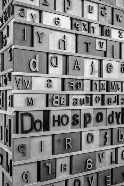 Ahşap Arka Plan üzerinde Retro Tarz İngilizce Alfabe. tonlu doku.