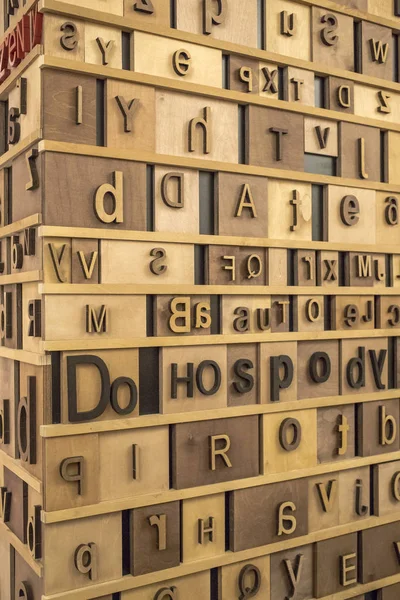 Ahşap Arka Plan üzerinde Retro Tarz İngilizce Alfabe. tonlu doku.