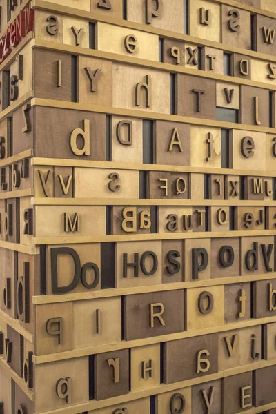 Ahşap Arka Plan üzerinde Retro Tarz İngilizce Alfabe. tonlu doku.