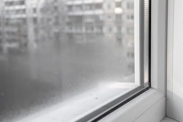 Sonbahar boyunca PVC pencerelerindeki su buharlaşması. Plastik pencere.