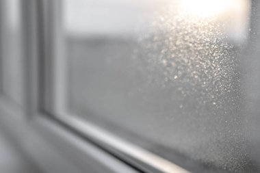 Sonbahar boyunca PVC pencerelerindeki su buharlaşması. Plastik pencere.