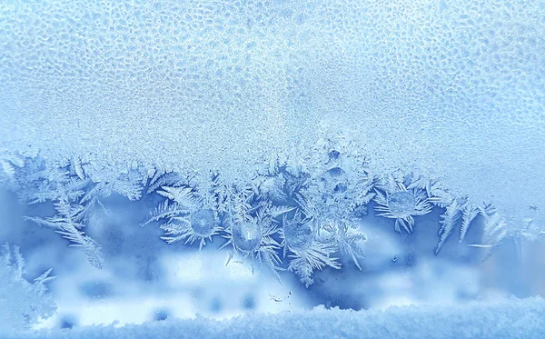 Ice mönster och fruset vatten droppar på glas — Stockfoto