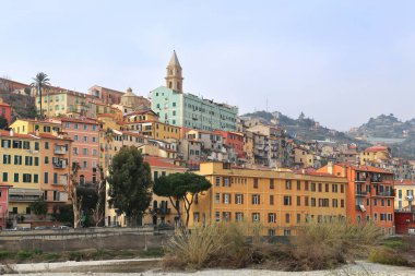 Eski şehir, Ventimiglia, Imperia, Liguria, renkli evlerde bu