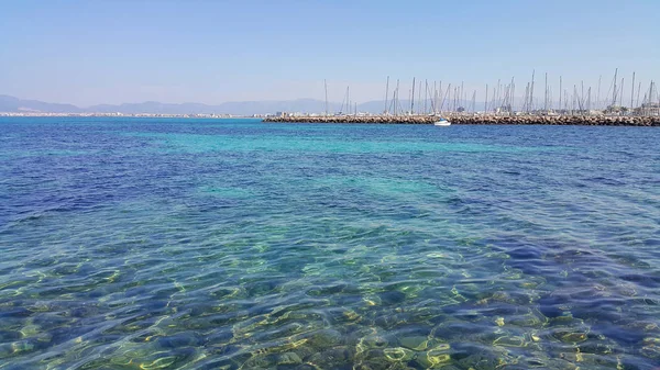 透明な青緑色の水、ヨットと美しい海の景色と — ストック写真