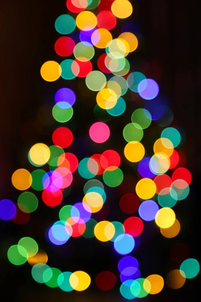 Árvore de Natal sem foco com luzes coloridas — Fotografia de Stock