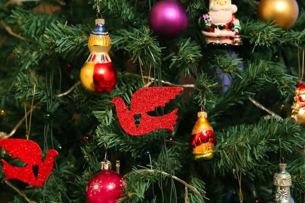 Decoraties op de kerstboom — Stockfoto