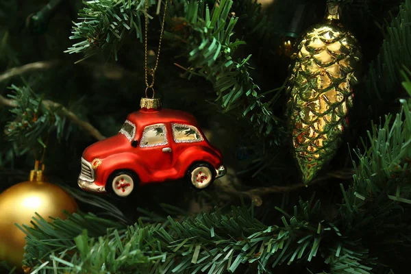 Rode auto, kegel en bal op kerstboom — Stockfoto