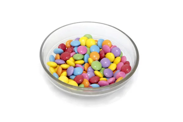 Ljusa färgglada godis i skål på vit bakgrund — Stockfoto
