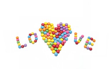 Word '' aşk '' ve parlak renkli şeker soyut yürekten