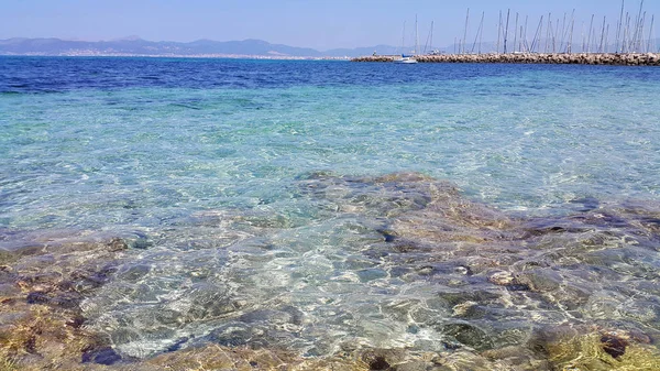 Krásný výhled na moře s průzračnou tyrkysovou vodou — Stock fotografie