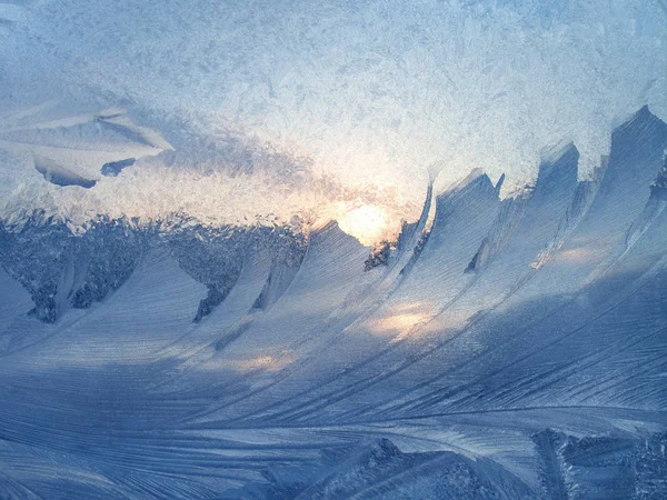 Mooie ijs patroon en zonlicht op glas — Stockfoto