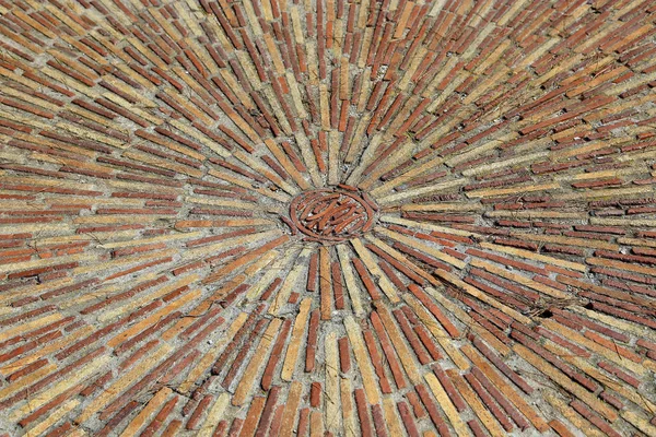 Mosaico concentrico di ciottoli, Passerella pavimentale modellata nel parco — Foto Stock