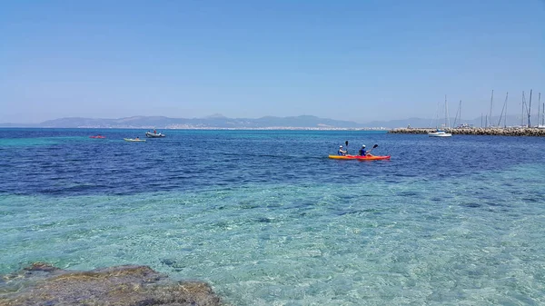 ボートやヨット、L'Arenal、マヨルカ島の美しい海の景色 — ストック写真