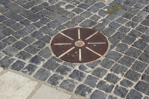 Cobblestones pavimento com metal redondo detalhe — Fotografia de Stock