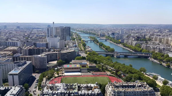 Luftaufnahme vom Eiffelturm auf Paris — Stockfoto