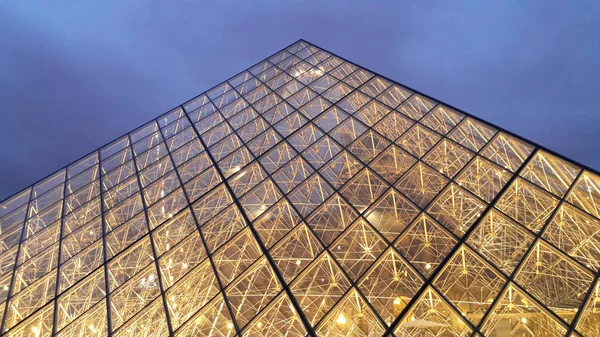 Vista de la famosa Pirámide del Louvre por la noche — Foto de Stock