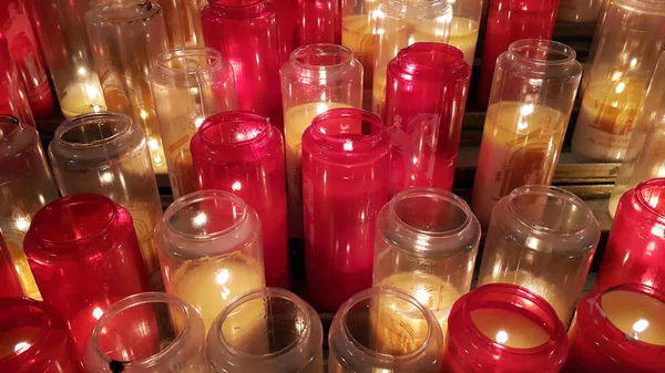 Brennende Kerzen in katholischer Kirche — Stockfoto