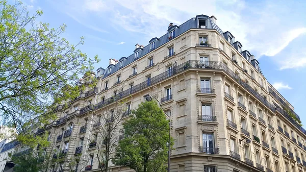 Фасад типичного здания с мансардой в Париже — стоковое фото