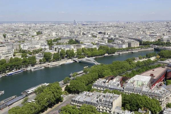 Hermosa vista aérea desde la Torre Eiffel en París — Foto de Stock