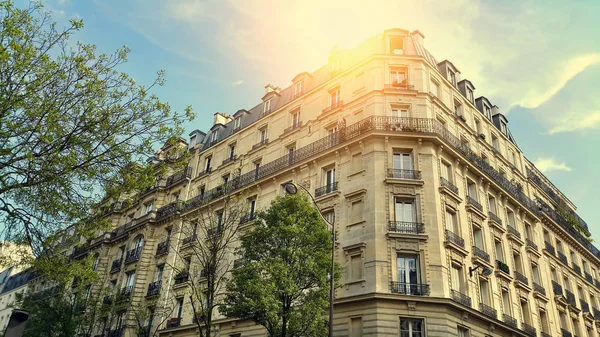 Fachada de edificio típico con ático en París — Foto de Stock