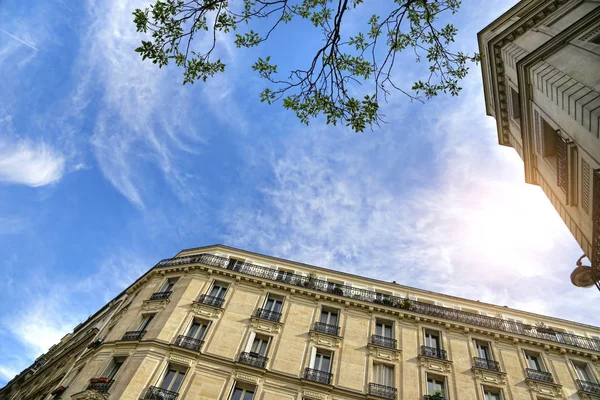 Fachada del típico edificio francés en París — Foto de Stock