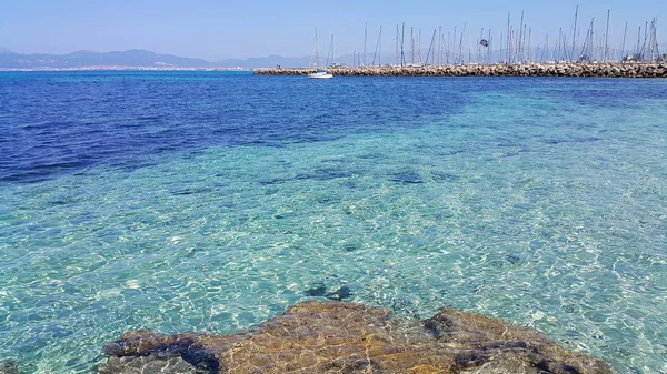 Belle vue sur la mer avec de l'eau turquoise transparente, yachts et — Photo