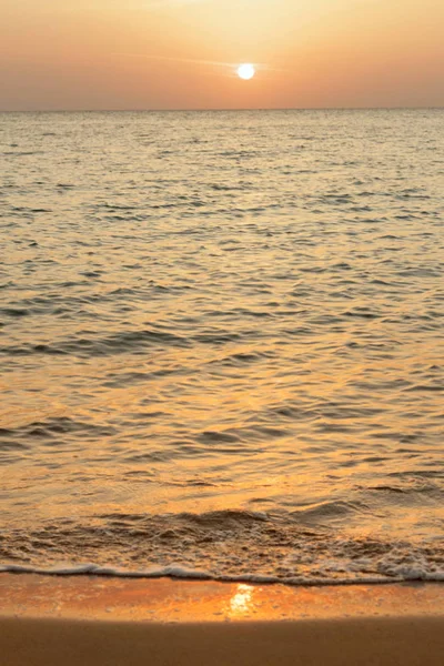 Красивый восход солнца на море — стоковое фото