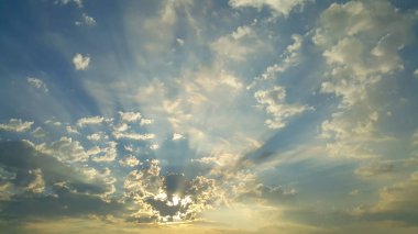 Gökyüzü bulutlar ve sabah güneş ışığı ile
