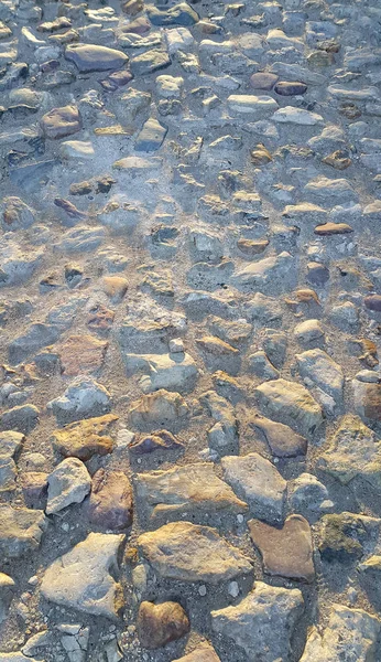 Wegdek geplaveid met ruwe stenen — Stockfoto