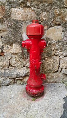 Taş bir duvara kırmızı fireplug 