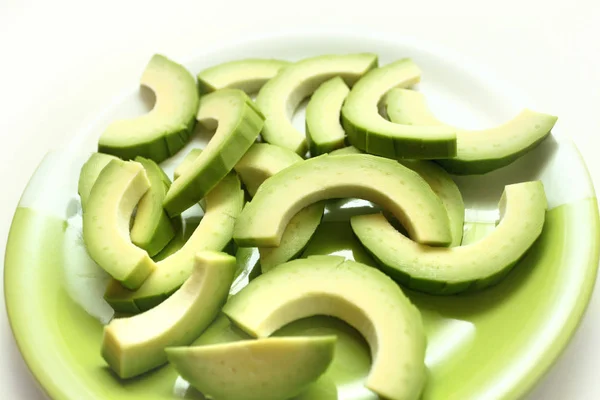 Rebanadas de aguacate en un plato —  Fotos de Stock