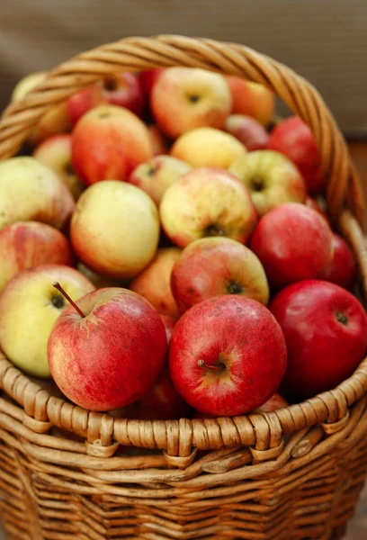 Ljusa läckra mogna äpplen i en korg — Stockfoto