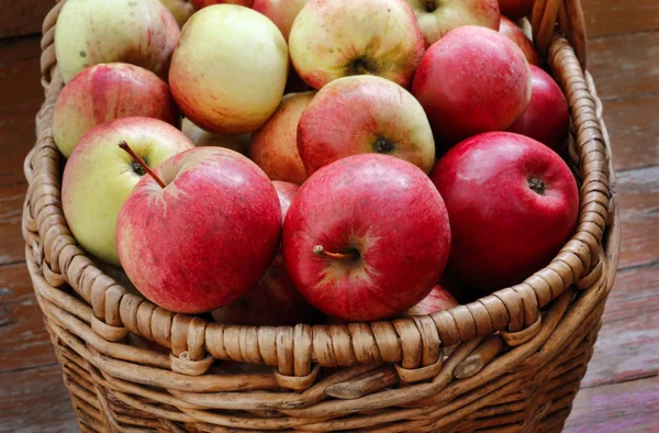 Heldere lekkere rijpe appels in een mandje — Stockfoto