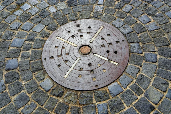 Unusual pavement with creative concentric pattern from metal dec — Stock Photo, Image