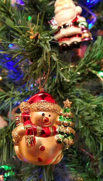 Brinquedo decorativo de bola de neve close-up na árvore de Natal — Fotografia de Stock