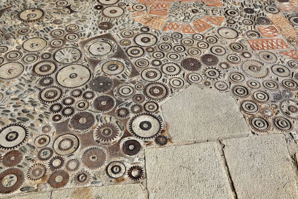 小石やレンガさびた金属 d からパターンを持つ珍しい床 — ストック写真