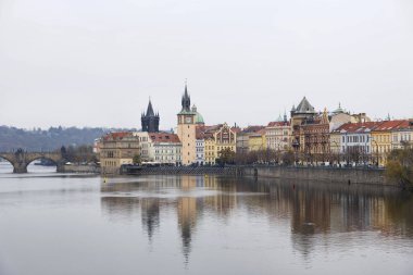 Bulutlu sonbahar Vltava Nehri üzerinden Prag görüntüleyin 