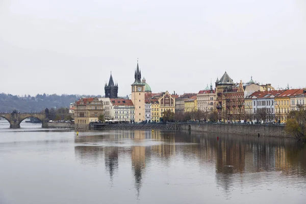 Vista sobre la hermosa Praga desde el río Moldava en otoño nublado — Foto de Stock