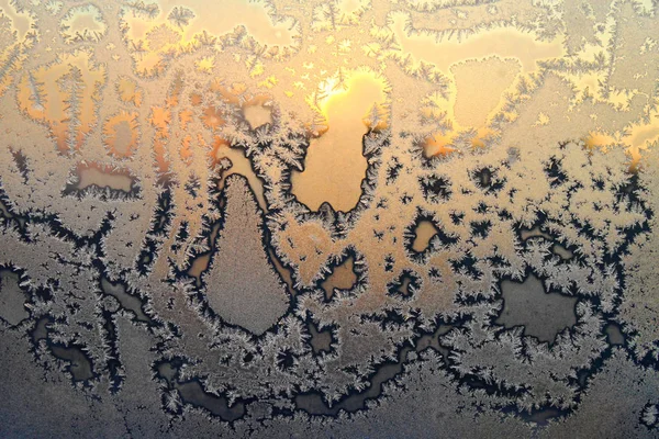 Wzór ice piękne i jasne światło słoneczne na zimowy szkła — Zdjęcie stockowe