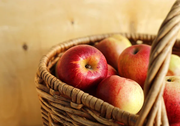 Pommes mûres savoureuses dans un panier — Photo