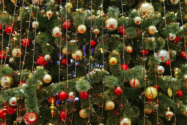 Belle décoration brillante lumineuse sur l'arbre de Noël — Photo