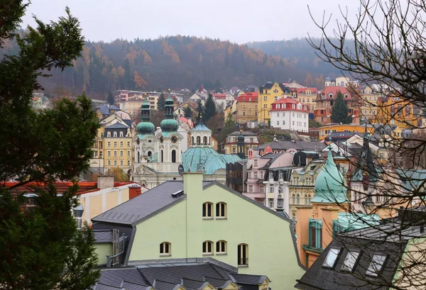 Stadtbild von Karlsbad variiert mit der Kirche der Heiligen Maria Magdalena — Stockfoto