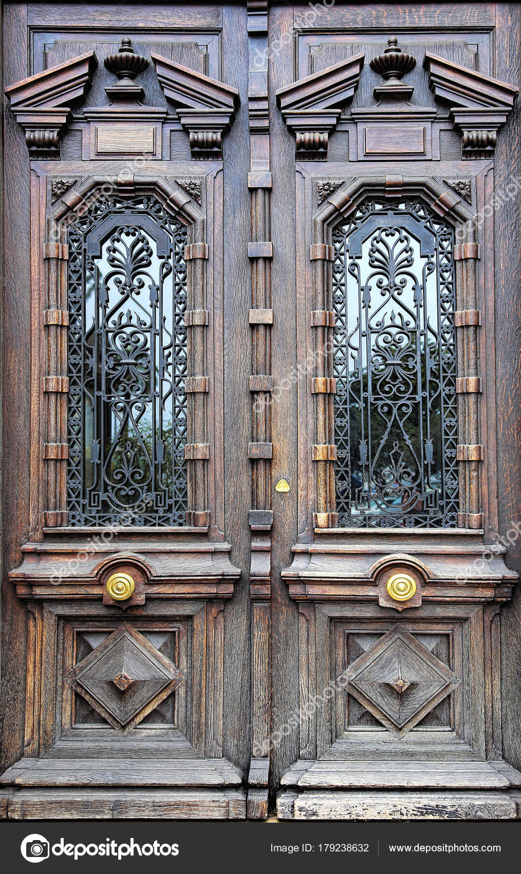 Old artistic wooden door with decorative elements — Stock Photo